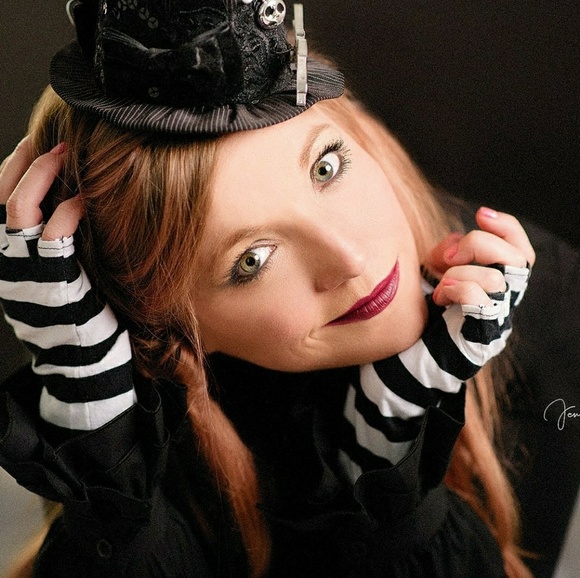 Meet your Posher, Rebecca - Picture 3 of 3